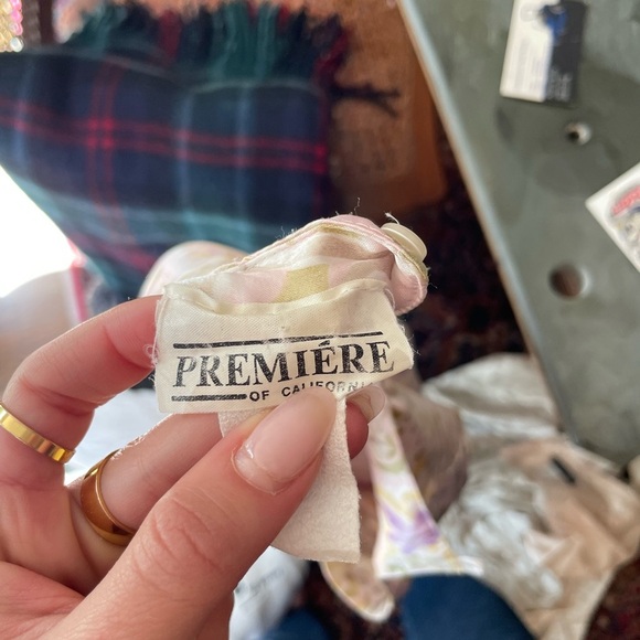 Vintage premiere of California silk blouse
Has shoulder pads // fits sz s-m - Picture 4 of 4